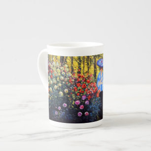 Taza De Porcelana Mujer Monet con una sombrilla en el jardín