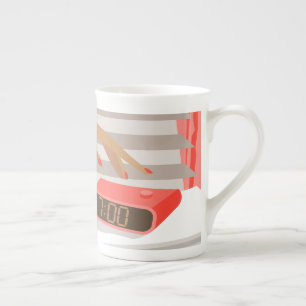 Taza De Porcelana Mujeres presionando con la mano el botón de snooze