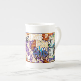 Taza De Porcelana Muro de graffiti de hip hop urbano.
