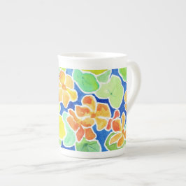 Taza De Porcelana Nasturtiums de colores brillantes florecen en azul
