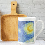 Taza De Porcelana Noche estrellada Luna Vincent van Gogh<br><div class="desc">Un buen arte Bone China Mug con Noche estrellada (1889), una pintura post-impresionista de Vincent Van Gogh (1853-1890). Un cuadro paisajístico que representa las vistas al exterior de la ventana desde la habitación de Van Gogh en el santuario de Saint-Remy-de-Provence, al sur de Francia, con una luna creciente en el...</div>