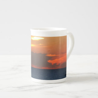 Taza De Porcelana Nubes de atardecer y navegación marítima