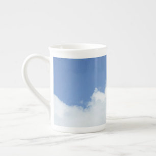 Taza De Porcelana Nubes esponjosas de cumpleaños en el cielo azul