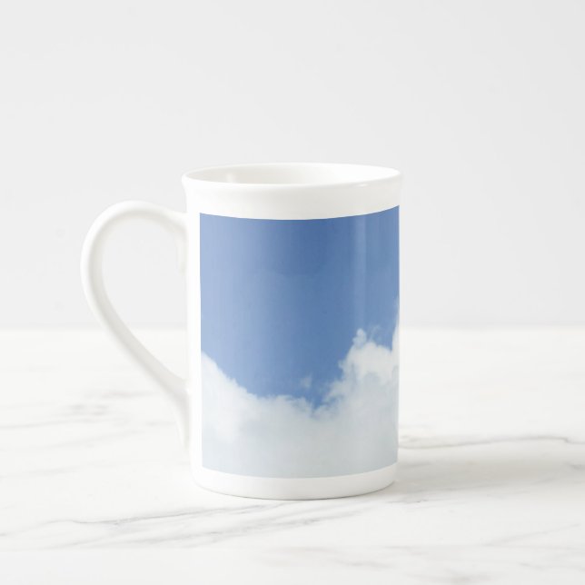 Taza De Porcelana Nubes esponjosas de cumpleaños en el cielo azul (Izquierda)