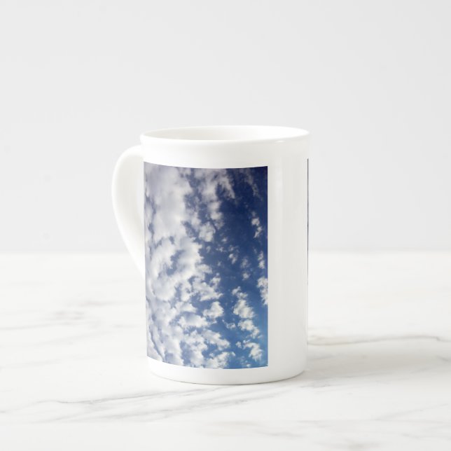 Taza De Porcelana Nubes esponjosas En El Cielo Azul (Izquierda)