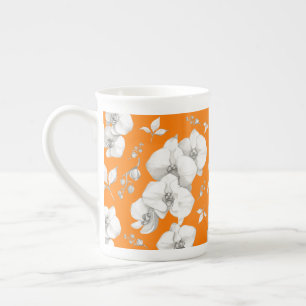 Taza De Porcelana Orquídea blanca acuarela sobre Naranja  