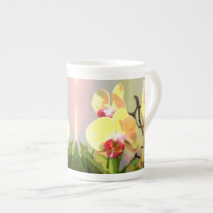 Taza De Porcelana Orquídeas amarillas bajo el sol de la tarde
