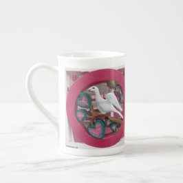 Taza De Porcelana Paloma blanca en rosado - Viñedo de Martha
