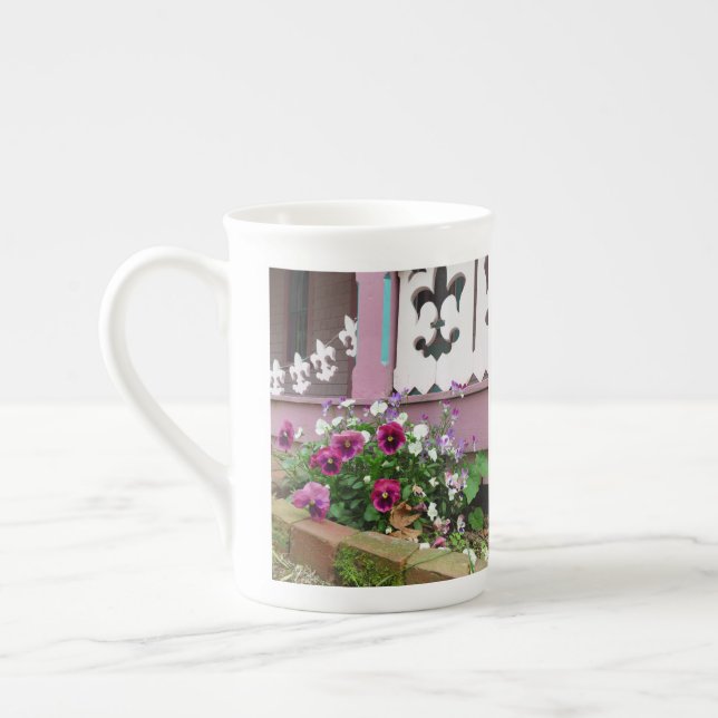 Taza De Porcelana Pansies y Fleur-de-lis - Viñedo de Martha (Izquierda)