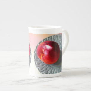 Taza De Porcelana Peach fresco bajo la luz del sol