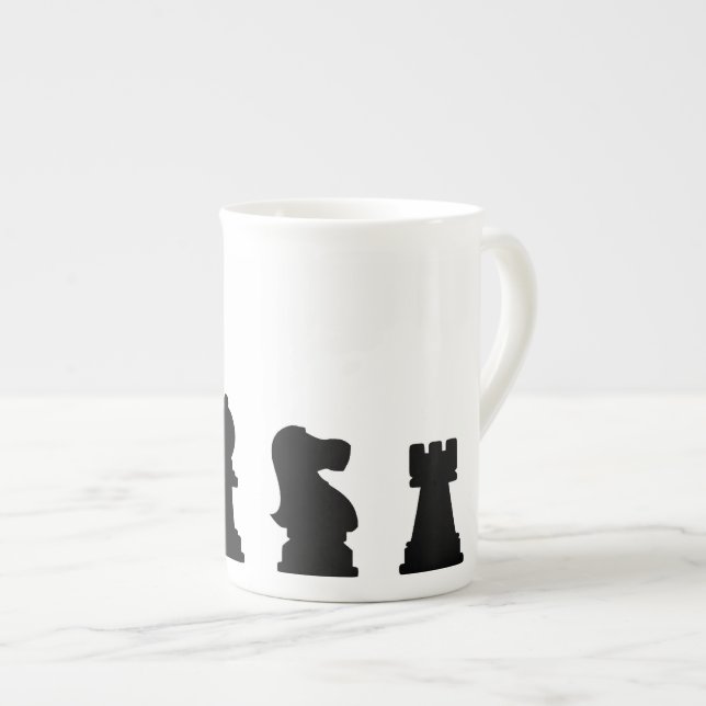 Taza De Porcelana Pedazos de ajedrez negros en blanco (Derecha)