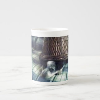 Taza De Porcelana Perrito debajo de la cesta