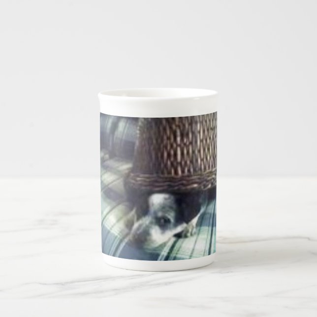 Taza De Porcelana Perrito debajo de la cesta (Frente)