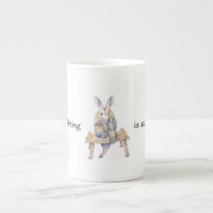 Taza De Porcelana personalizado de Aardvark sentado y bebiendo de un
