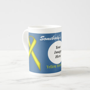 Taza De Porcelana Plantilla de cinta amarilla estándar por Kenneth Y