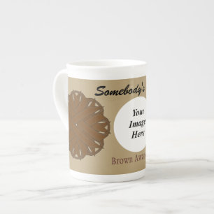 Taza De Porcelana Plantilla de cinta de flor marrón por Kenneth Yonc