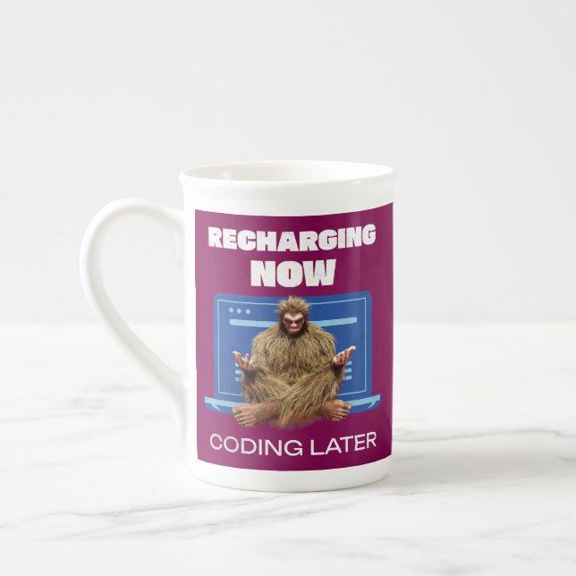 Taza De Porcelana Programador divertido de Bigfoot recargando código (Izquierda)