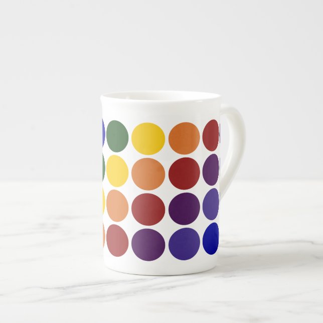 Taza De Porcelana Puntos de polka arcoiris sobre blanco (Derecha)