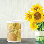 Taza De Porcelana Quince Sunflowers Vincent van Gogh<br><div class="desc">Un buen arte Bone China Mug con la pintura post-impresionista Sunflowers (1888) de Vincent Van Gogh (1853-1890). Quince girasoles en un jarrón con un fondo dorado. Uno de los muchos cuadros de Van Gogh sobre girasoles.</div>