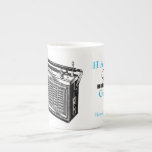 Taza De Porcelana Radio de época personalizada 90th Birthday Mug<br><div class="desc">Personalizable personalizado 90 cumpleaños mug con un ilustracion retro de una radio. Puede cambiar fácilmente el texto (fuente, tamaño, color y posición) haciendo clic en el botón personalizar o personalizar. Cumpleaños coincidente: guardar la fecha (postal), el libro de invitados de cumpleaños (cuaderno de espiral y cubierta dura), la servilleta de...</div>