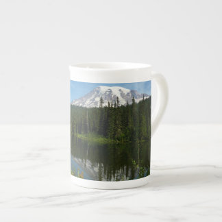 Taza De Porcelana Reflejo del lago del Monte Rainier con flores silv