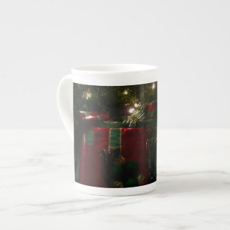 Taza De Porcelana Regalos bajo el feriado de los Navidades de árbol