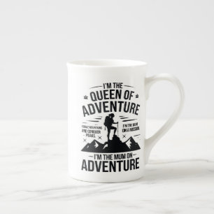 Taza De Porcelana Reina del diseño de tipografía de mamá de aventura