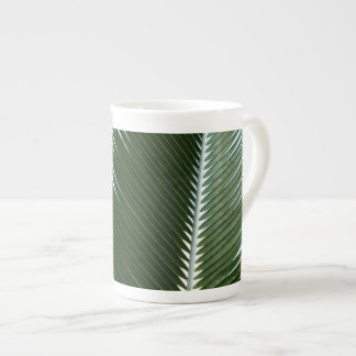 Taza De Porcelana Resumen verde tropical de palmeras que se abruman