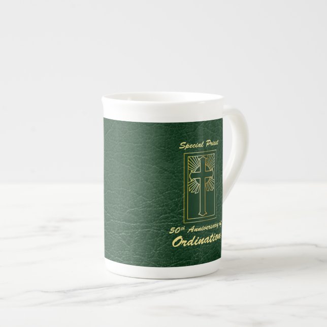 Taza De Porcelana Sacerdote 50 Aniversario del cuero natural (Derecha)