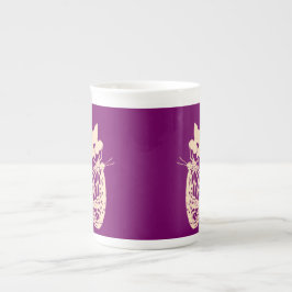 Taza De Porcelana Silhouette de mariposa monarca contra púrpura