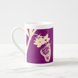 Taza De Porcelana Silhouette de mariposa monarca contra púrpura