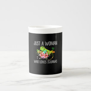 Taza De Porcelana Solamente una mujer que ama las iguanas