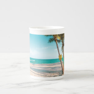 Taza De Porcelana Surf board en la playa tirando almohada