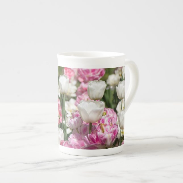 Taza De Porcelana Tulipanes blancos y rosados brillantes en un solea (Derecha)