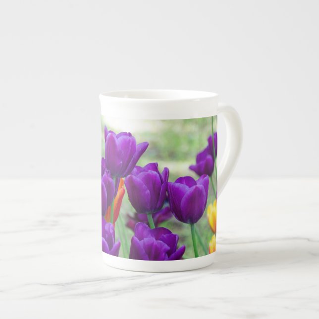 Taza De Porcelana Tulipanes morados en un día soleado en el jardín (Derecha)