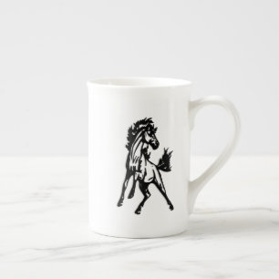Taza De Porcelana Un caballo saltando con brío en libertad