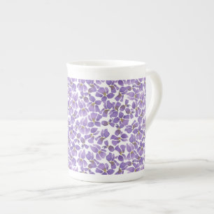 Taza De Porcelana Violetas púrpuras adornan un patrón blanco