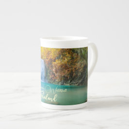 Taza De Porcelana Vista de otoño de la cascada de Erawan en Tailandi