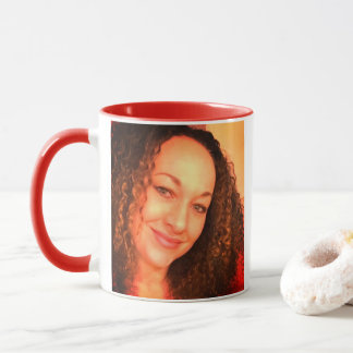 Taza de Raquel Dolezal con la manija roja