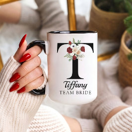 Taza de regalo con alfabeto floral personalizado p