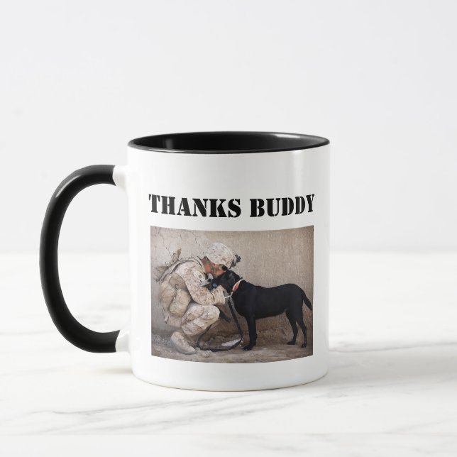 Taza de soldado con uniforme de fatiga y su perro  (Izquierda)