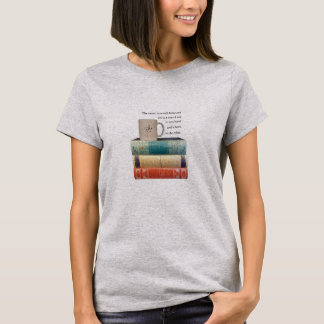 Taza de té en la pila de camiseta de los libros