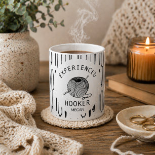 Taza de té o café temática de ganchillo en blanco 