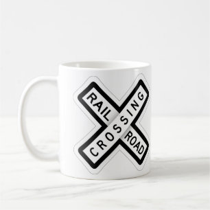 Taza de tren muy divertida que cruza la copa de ca