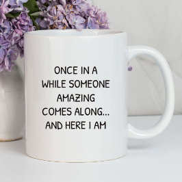 Taza De vez en cuando alguien asombroso se vuelve graci