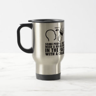Taza De Viaje Alto-Cinco en la cara con una silla