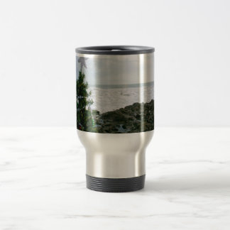 Taza De Viaje Árbol de navidad contra rocas de la playa