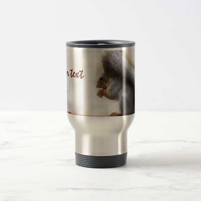 Taza De Viaje Ardilla en un banco y algunas nueces (Centro)