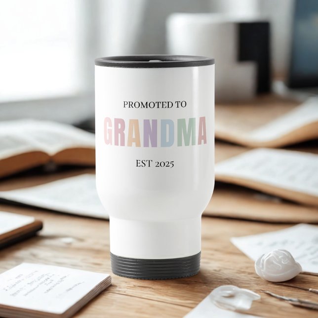 Taza De Viaje Ascendido al regalo de la abuela EST 2025 (Subido por el creador)