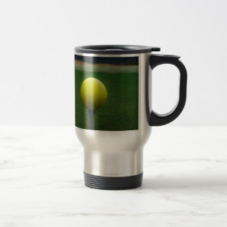 Taza De Viaje Bola de golf amarilla en un campo de golf de monta